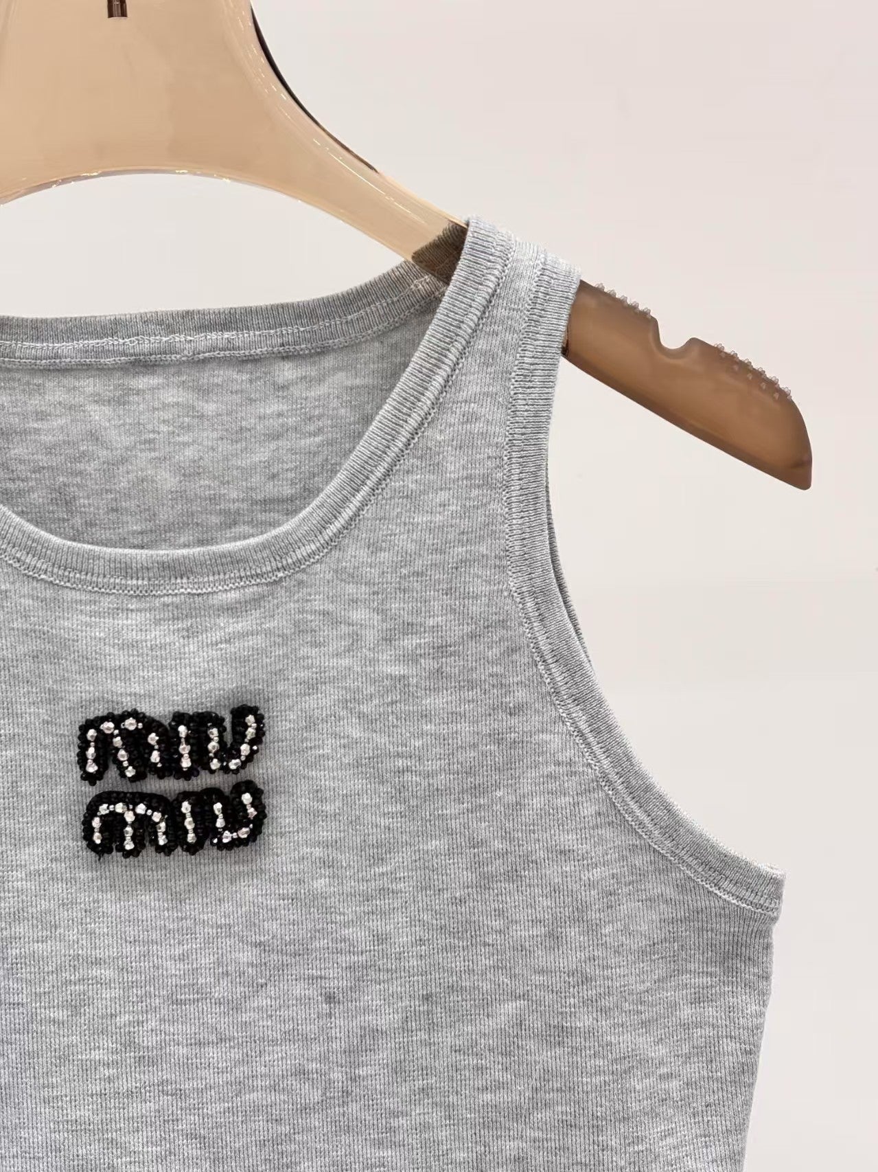 Strickweste mit Logo-Pailletten