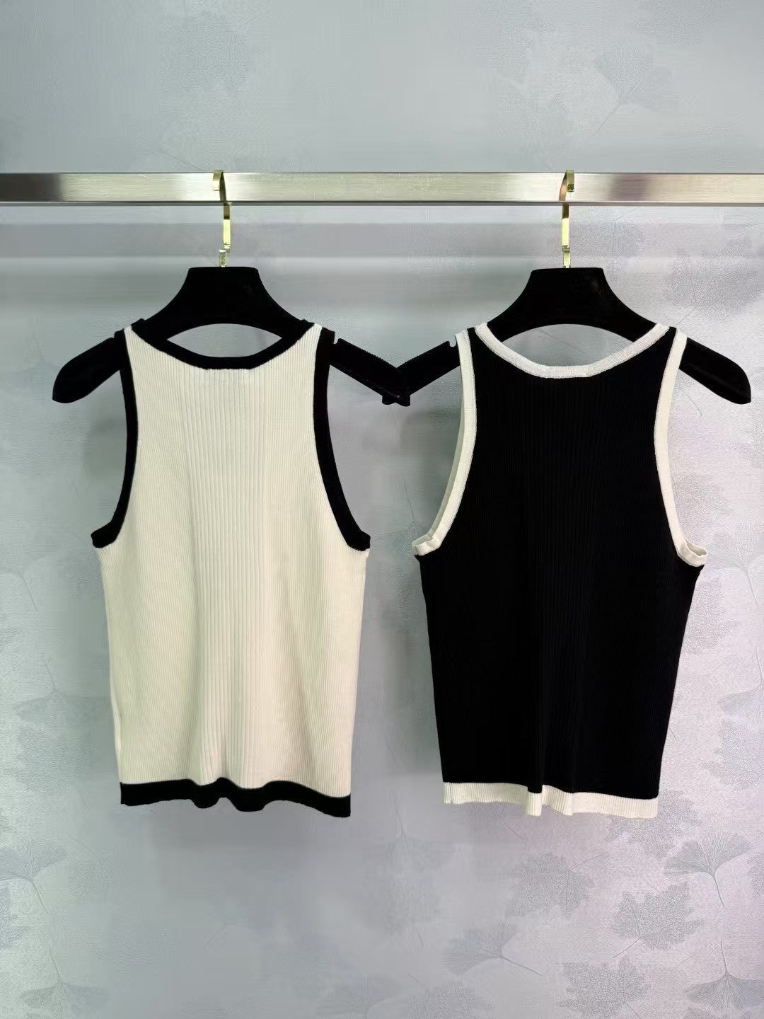 Strickweste in Panda-Farbe