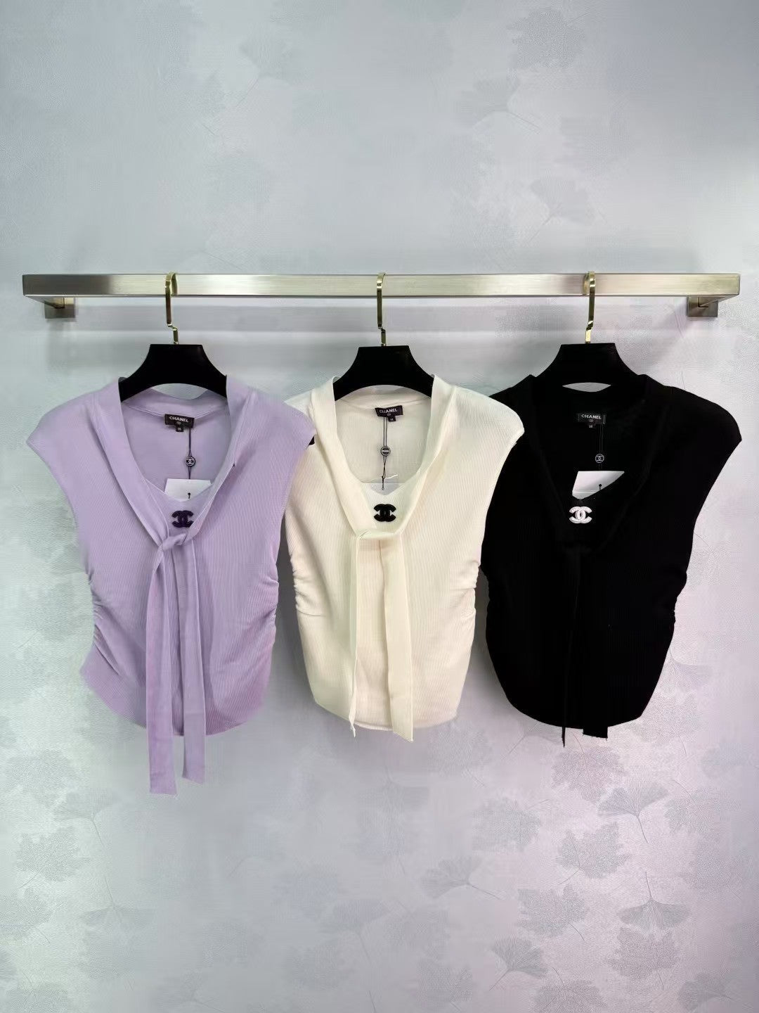 Plissierte Strickweste mit V-Ausschnitt