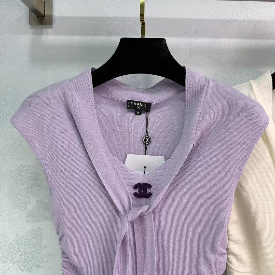 Plissierte Strickweste mit V-Ausschnitt