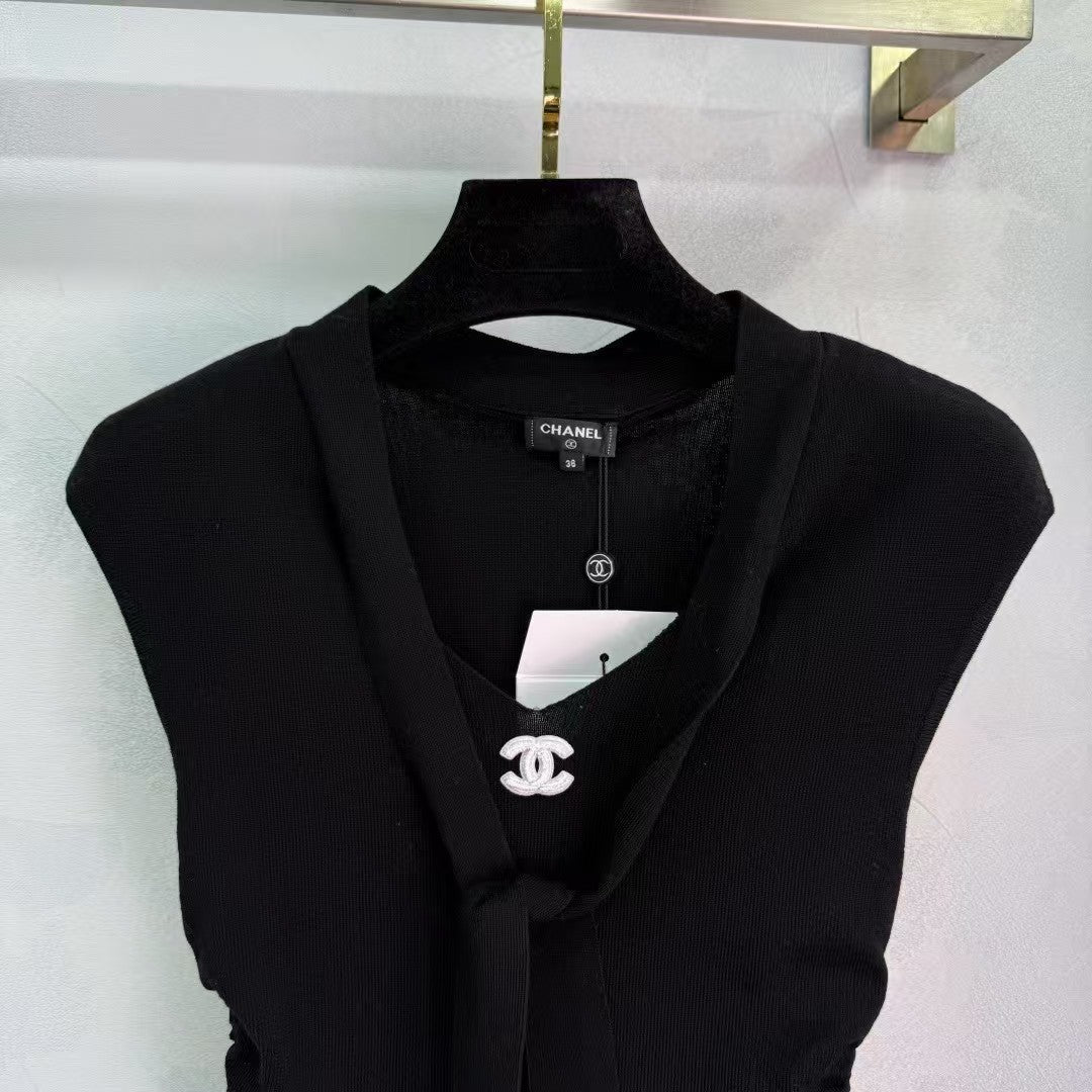 Plissierte Strickweste mit V-Ausschnitt