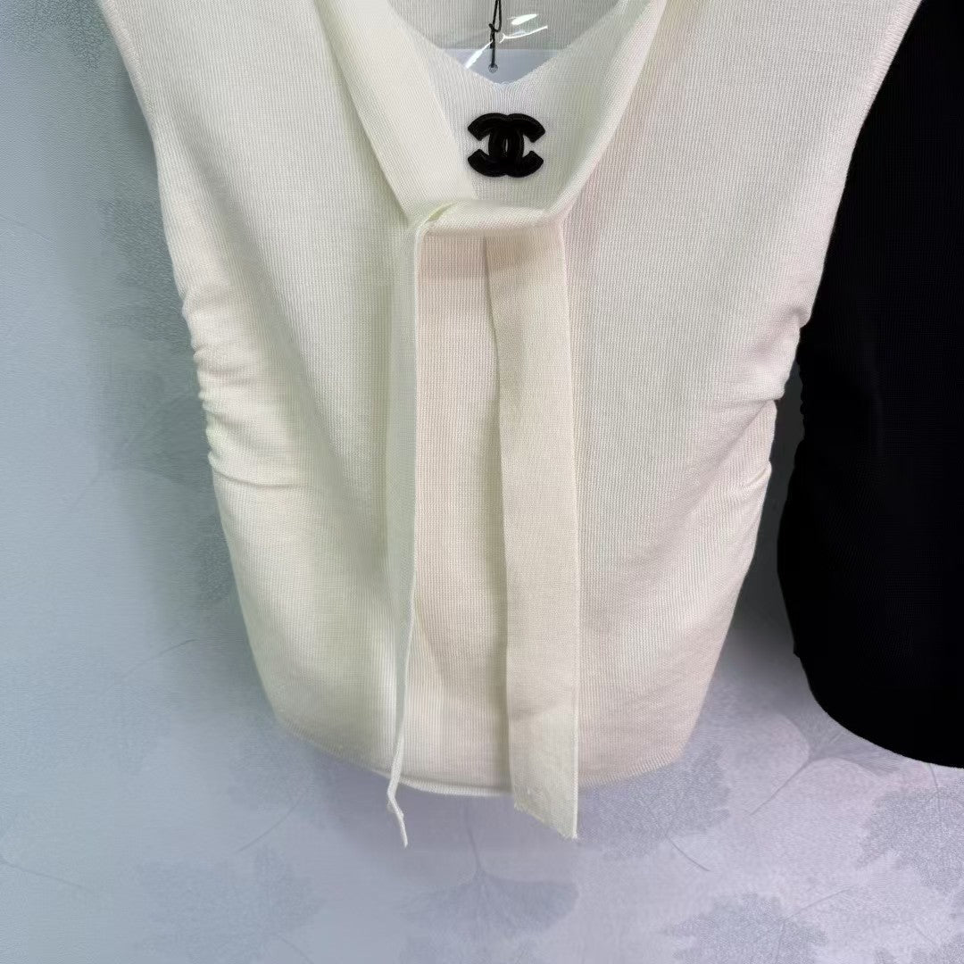 Plissierte Strickweste mit V-Ausschnitt