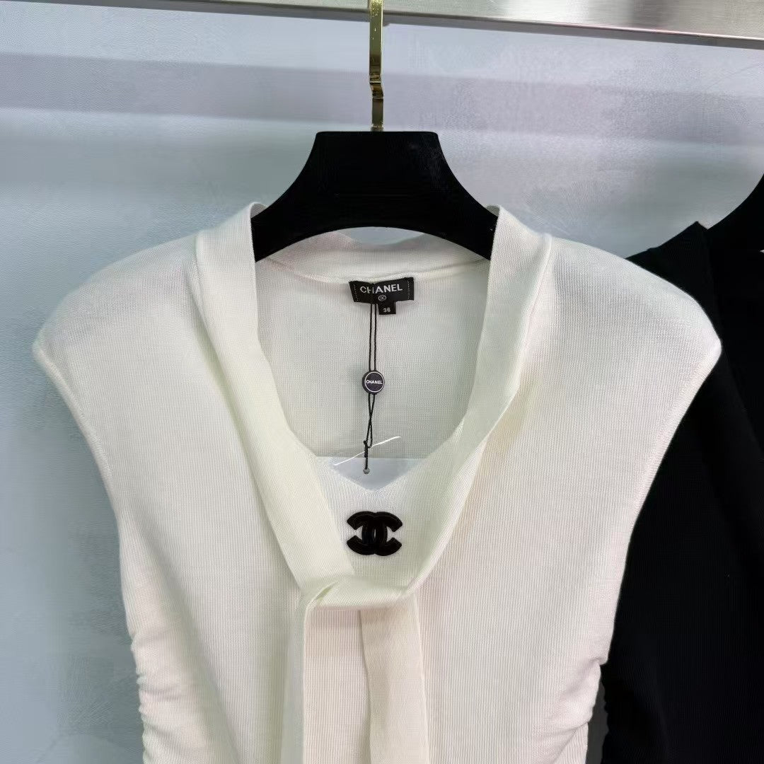 Plissierte Strickweste mit V-Ausschnitt