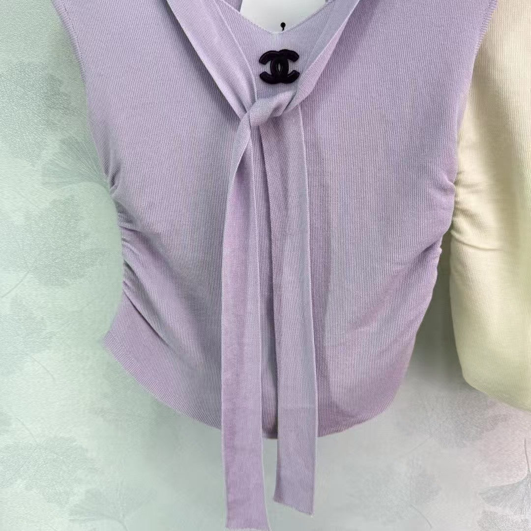 Plissierte Strickweste mit V-Ausschnitt