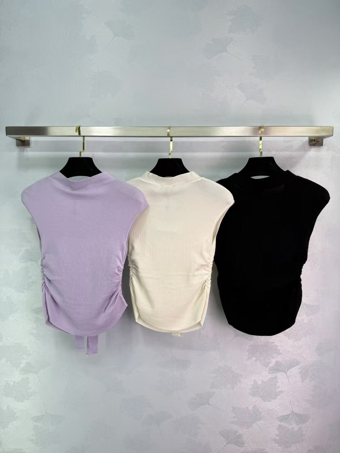 Plissierte Strickweste mit V-Ausschnitt