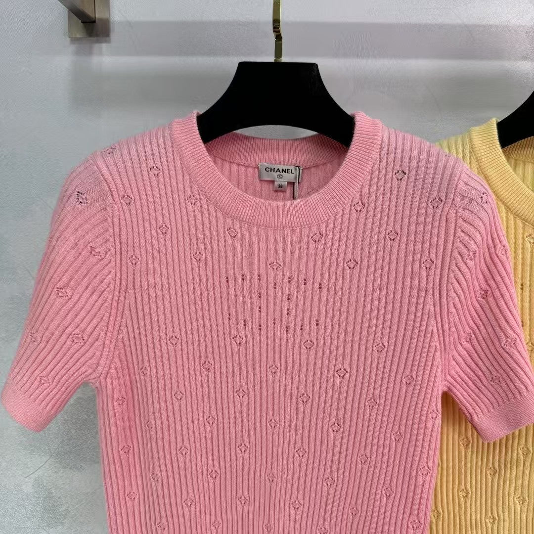 Neue gestrickte Rundhalsausschnitt mit kurzen Ärmeln im frühen Frühling