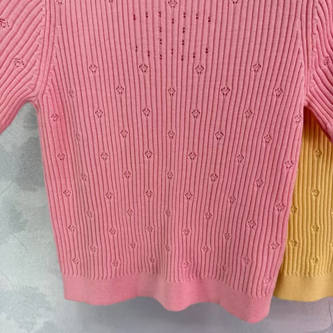 Neue gestrickte Rundhalsausschnitt mit kurzen Ärmeln im frühen Frühling