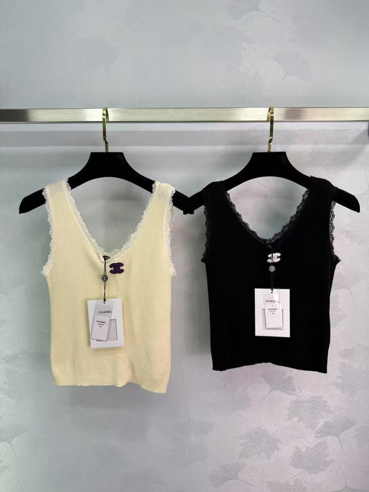 Gilet tricoté avec col et poignets en dentelle