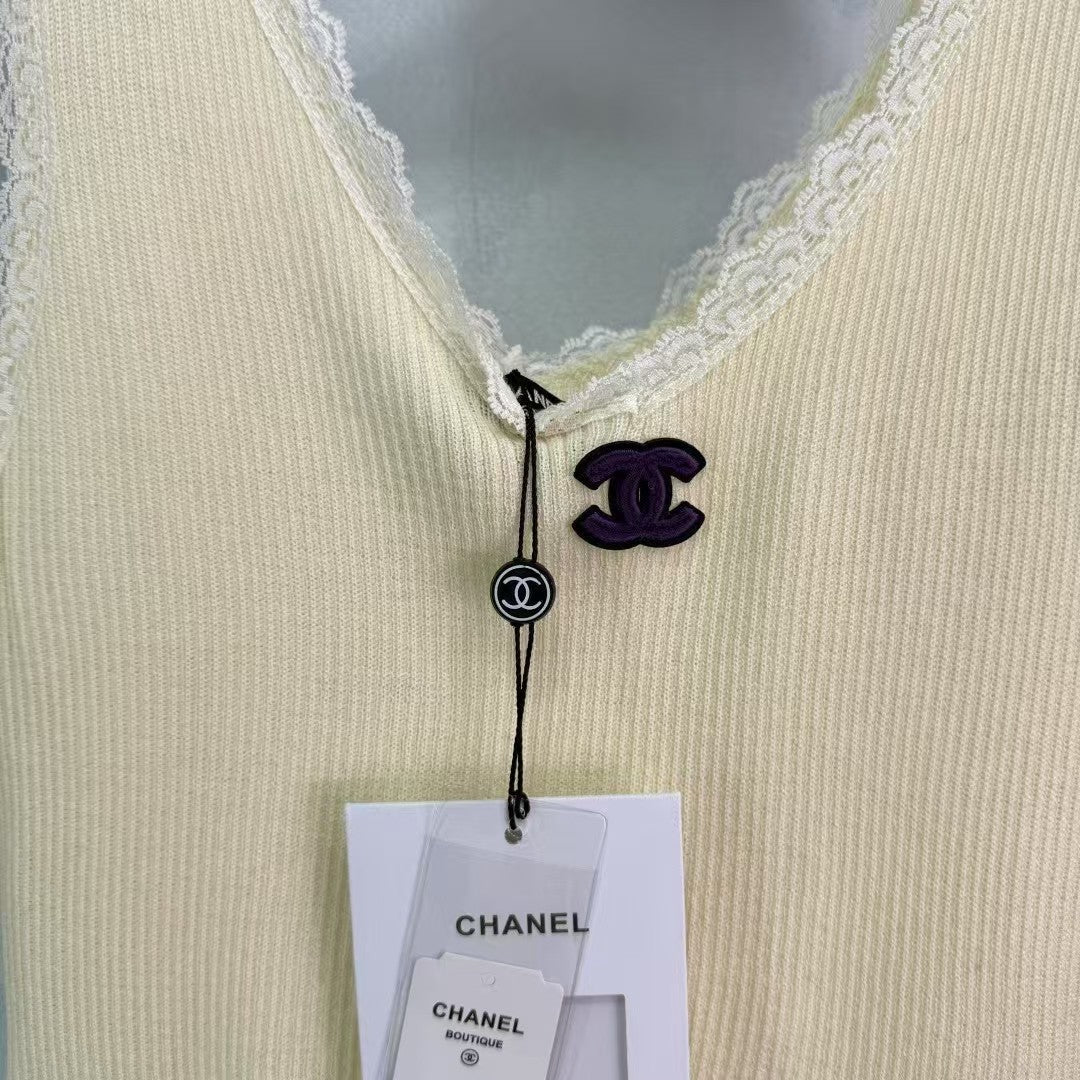 Strickweste mit Spitzenkragen und Bündchen