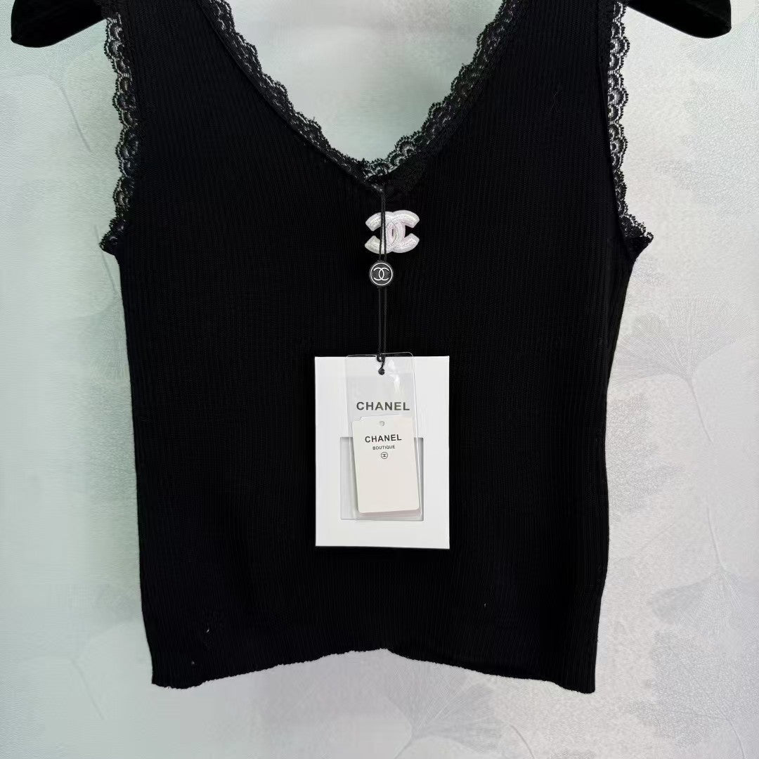 Strickweste mit Spitzenkragen und Bündchen