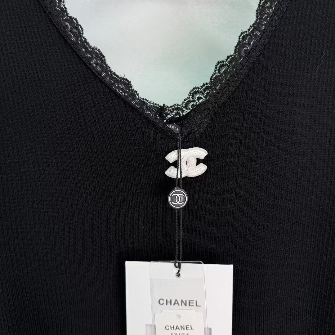 Strickweste mit Spitzenkragen und Bündchen