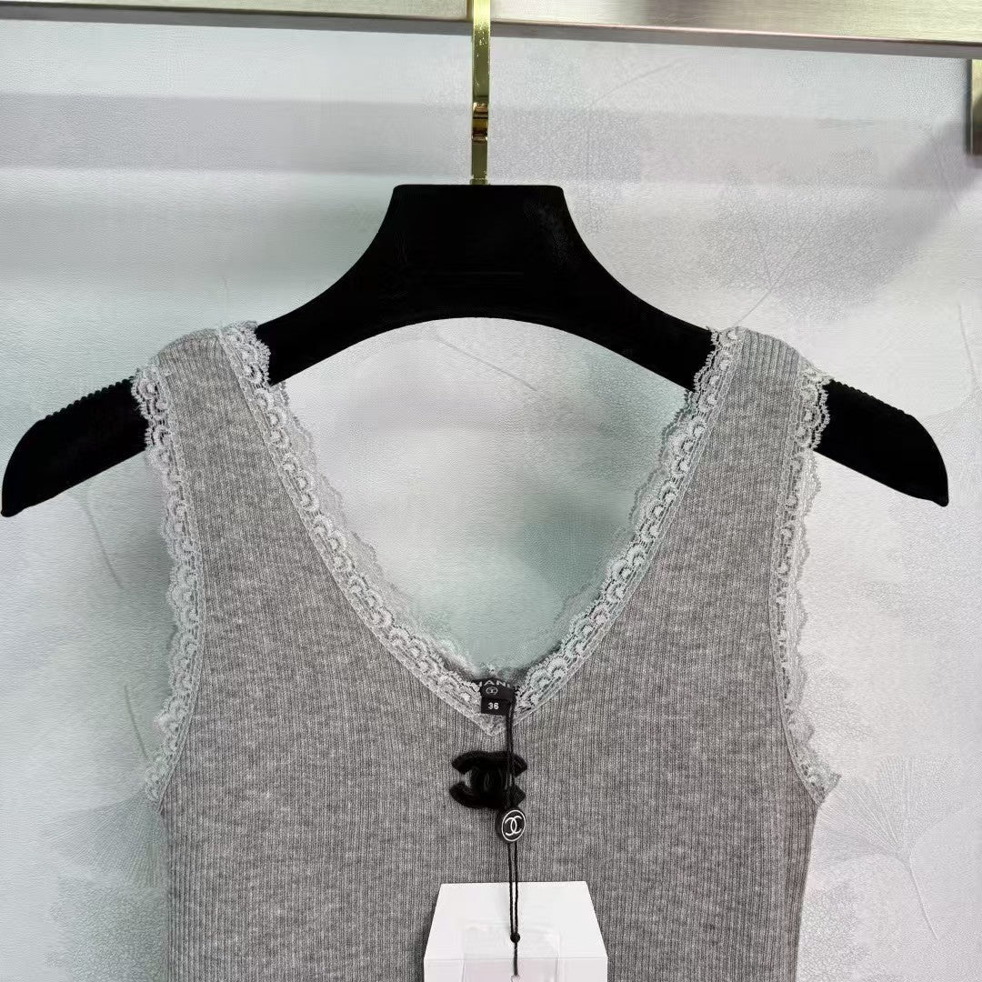 Strickweste mit Spitzenkragen und Bündchen