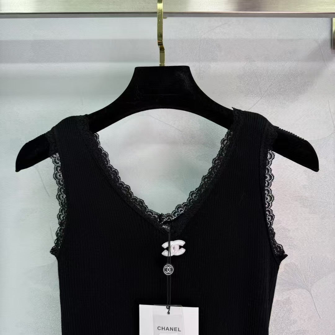 Strickweste mit Spitzenkragen und Bündchen