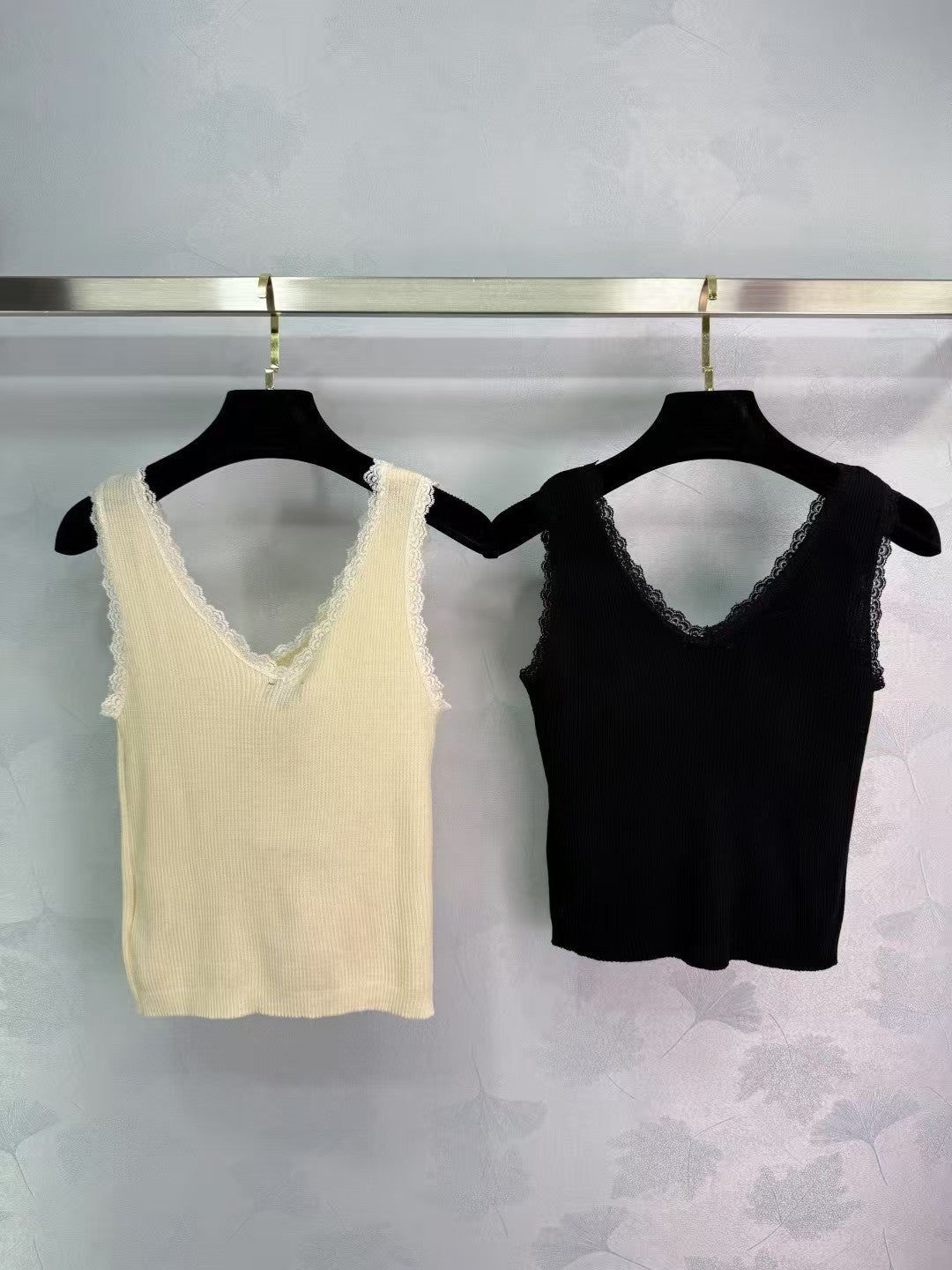 Strickweste mit Spitzenkragen und Bündchen