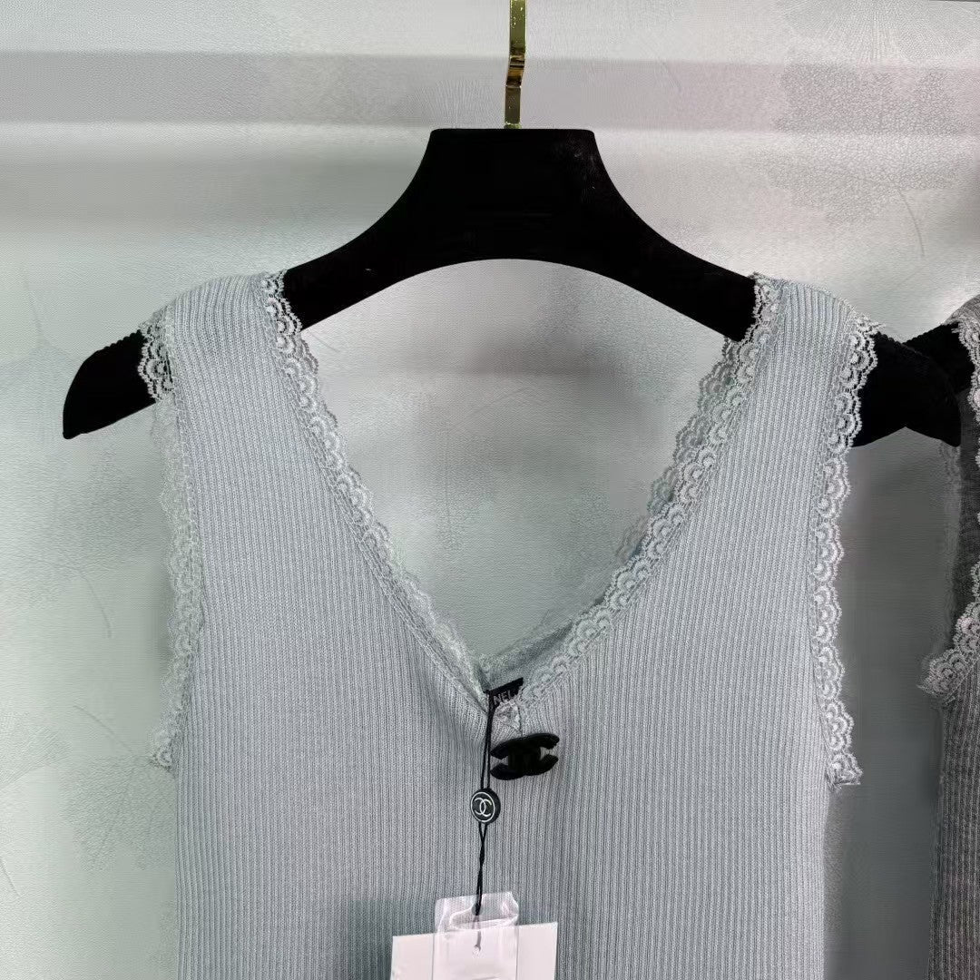 Strickweste mit Spitzenkragen und Bündchen