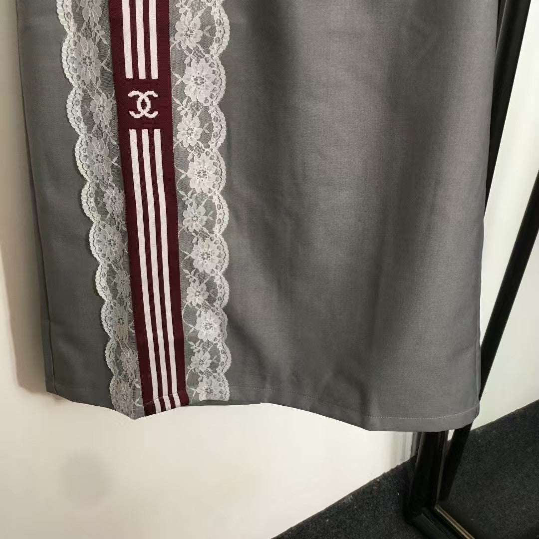 Anzugrock mit gestreiftem Band und Spitze