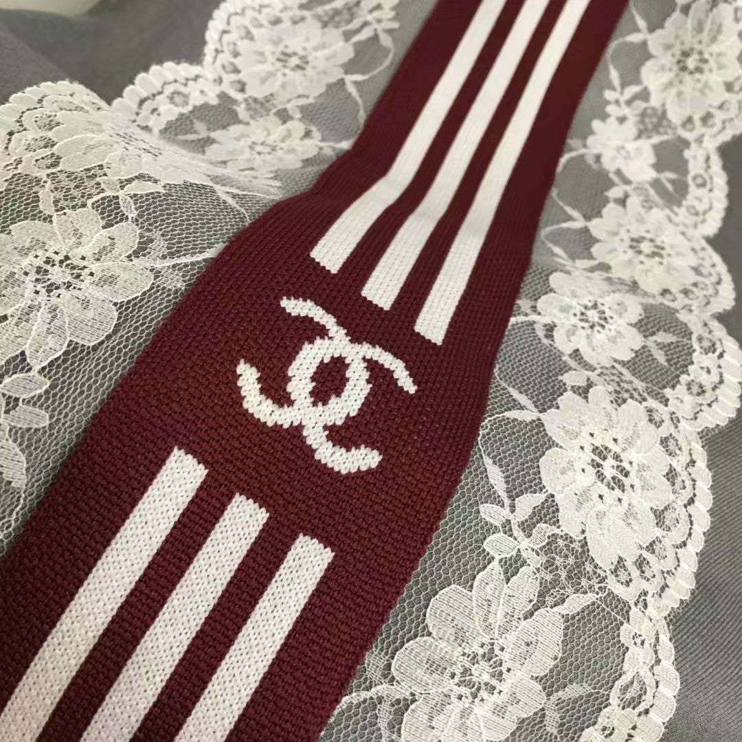 Anzugrock mit gestreiftem Band und Spitze