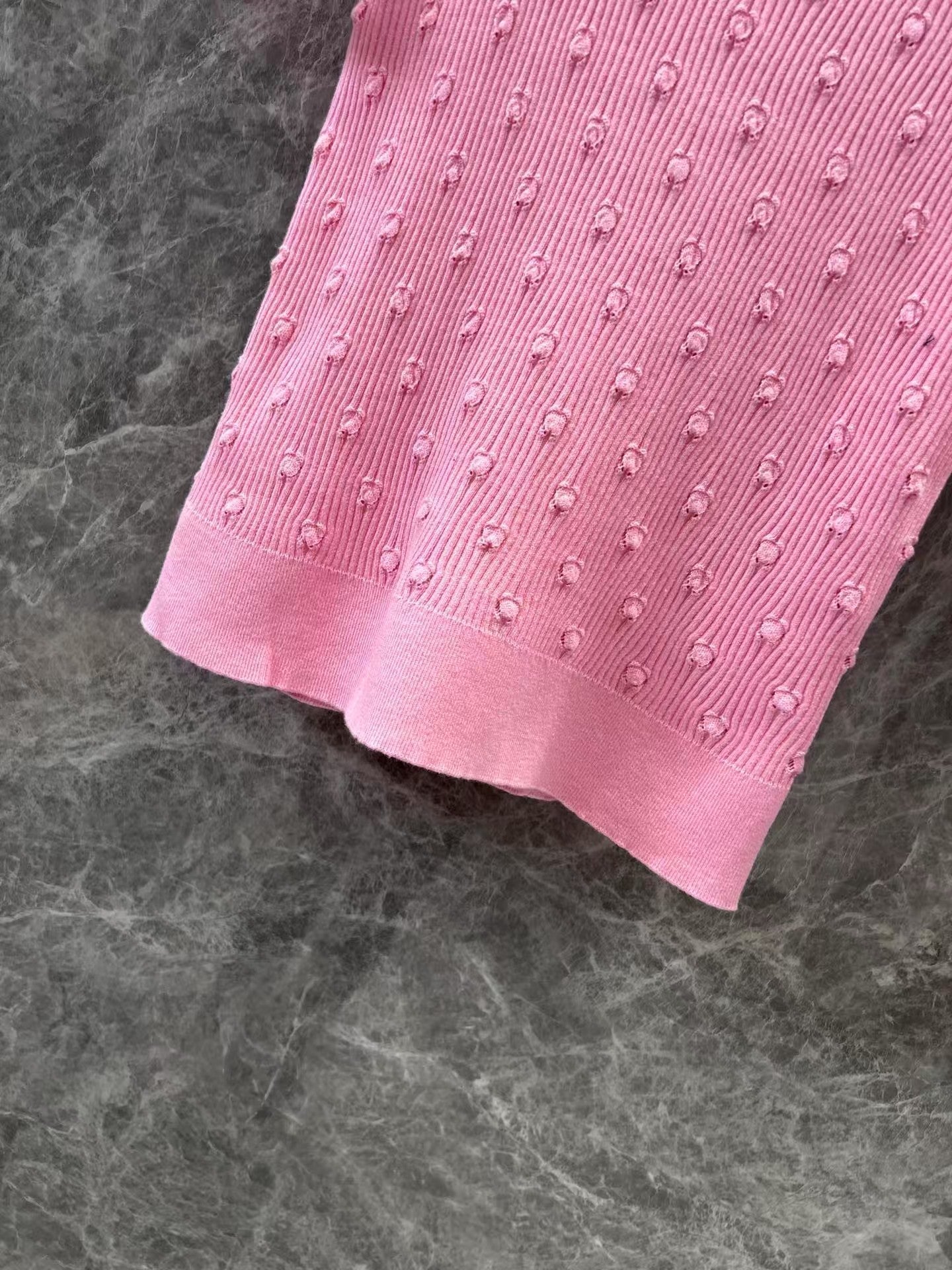 Manches courtes tricotées au crochet à pois 3D