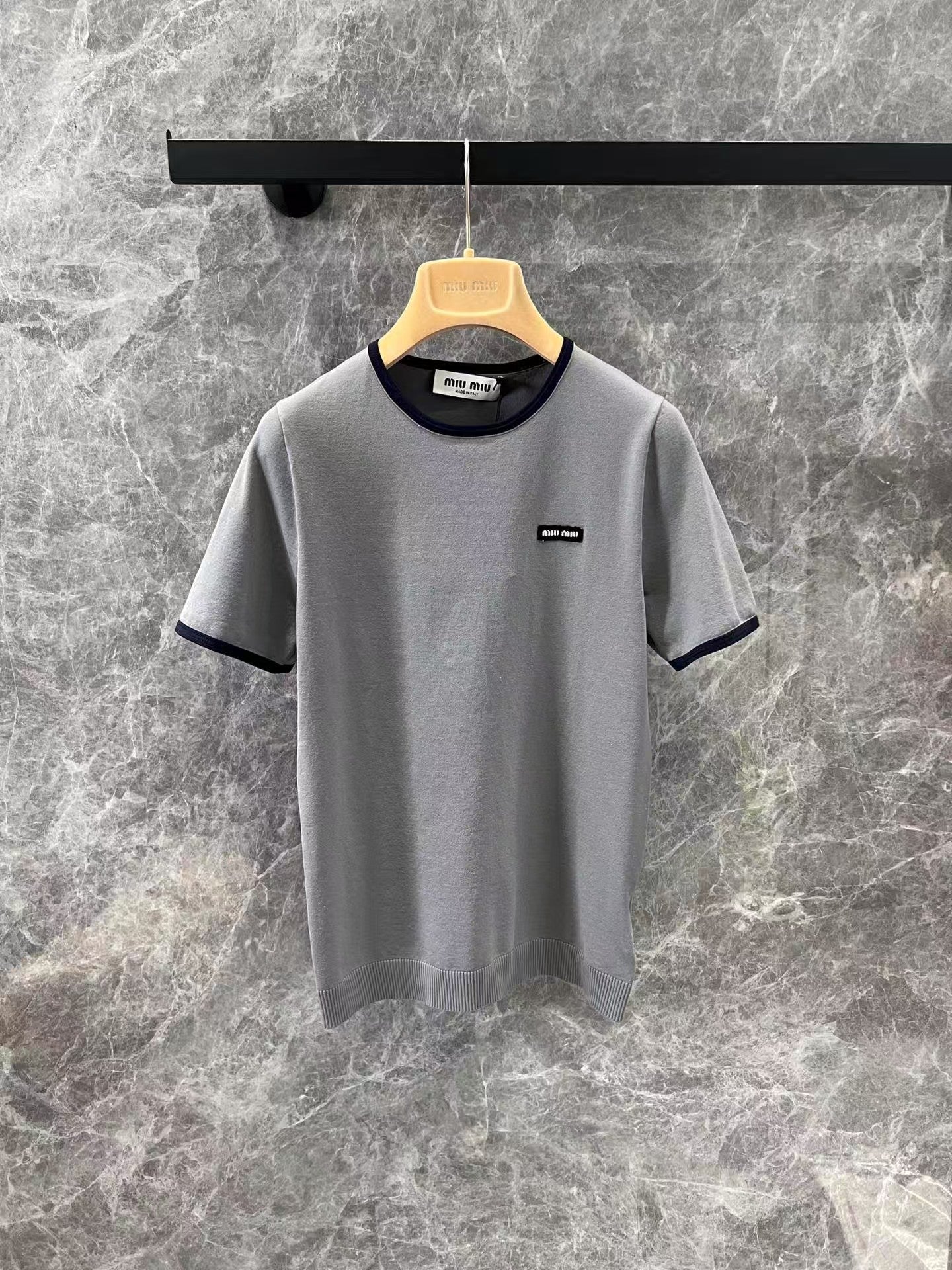 Haut à manches courtes et col ras du cou en tricot de couleur contrastée