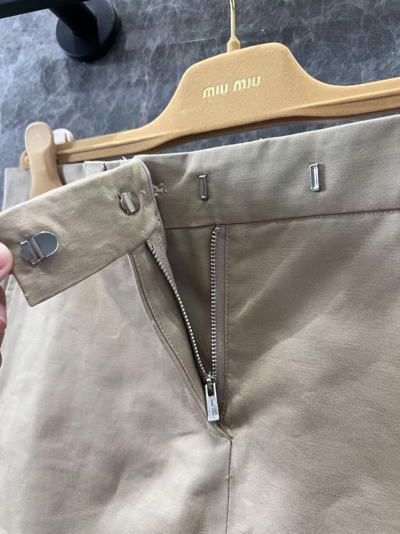 Literarischer Khaki-Minirock