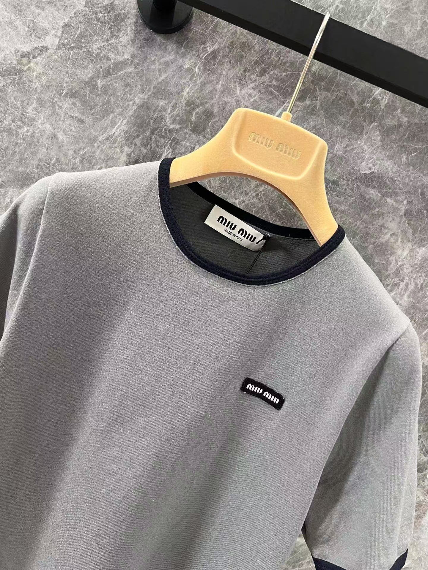 Haut à manches courtes et col ras du cou en tricot de couleur contrastée