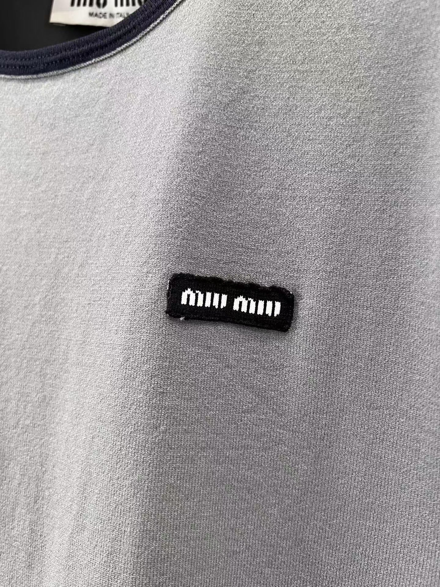 Haut à manches courtes et col ras du cou en tricot de couleur contrastée