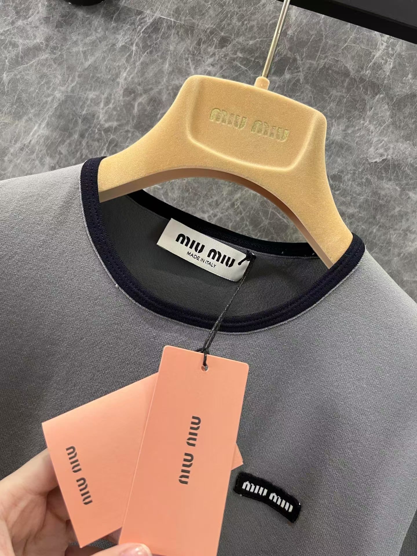 Haut à manches courtes et col ras du cou en tricot de couleur contrastée