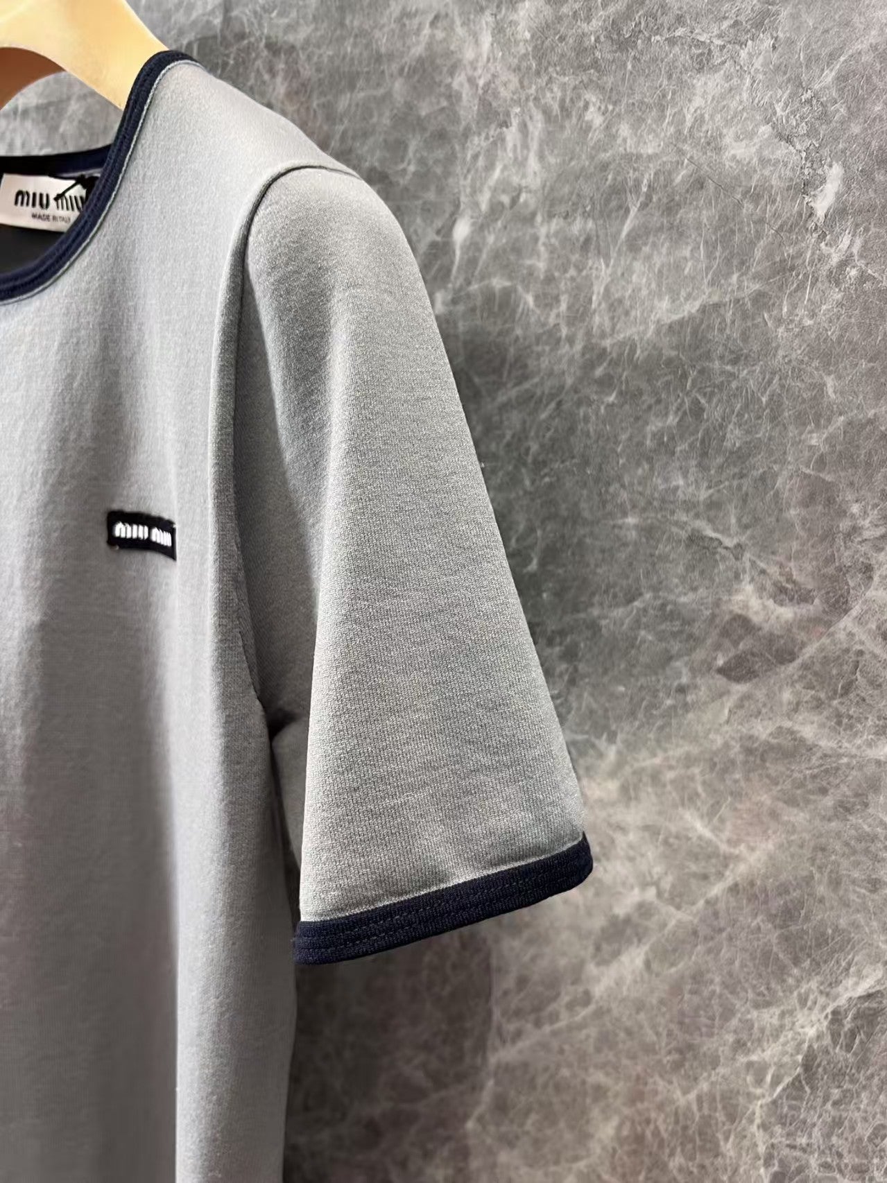 Haut à manches courtes et col ras du cou en tricot de couleur contrastée