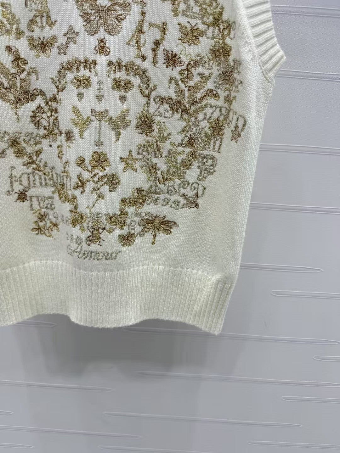 Strickweste mit Rundhalsausschnitt, bestickter Blume und Schmetterling