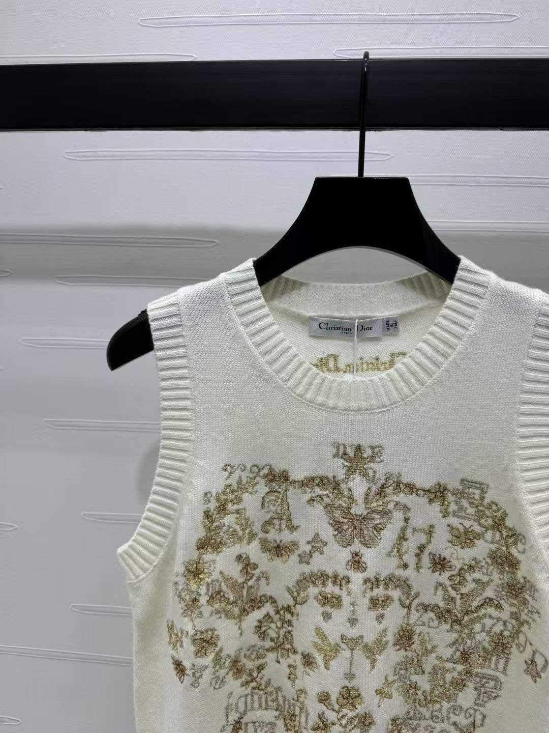 Strickweste mit Rundhalsausschnitt, bestickter Blume und Schmetterling