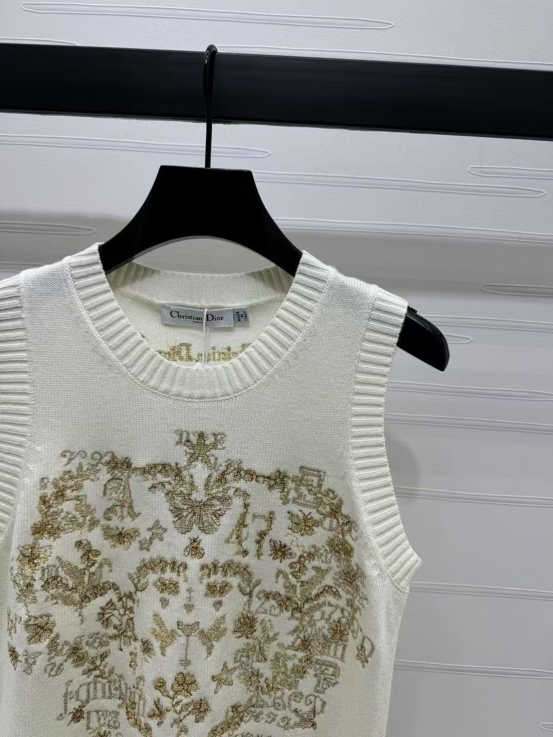 Strickweste mit Rundhalsausschnitt, bestickter Blume und Schmetterling