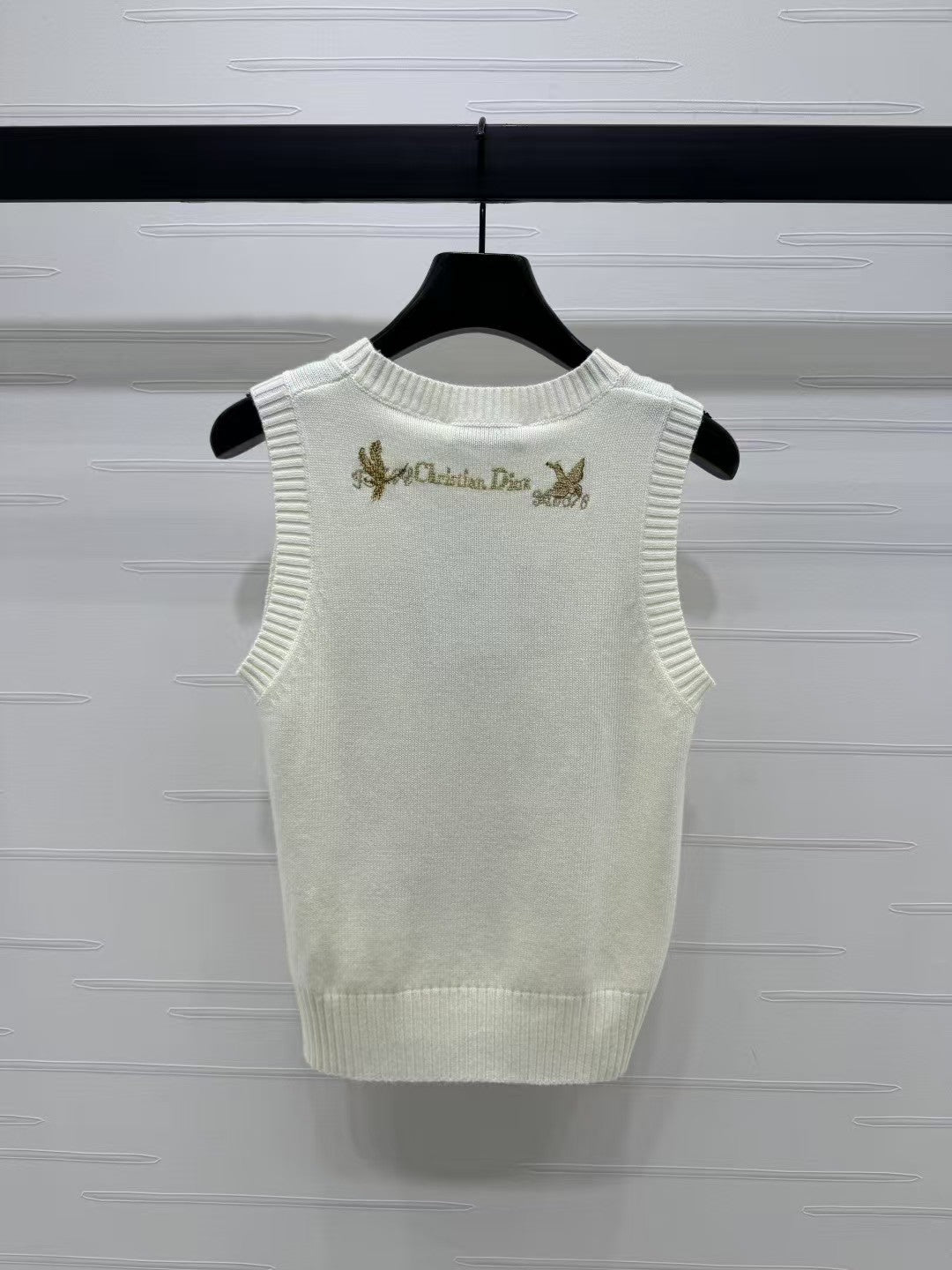 Strickweste mit Rundhalsausschnitt, bestickter Blume und Schmetterling