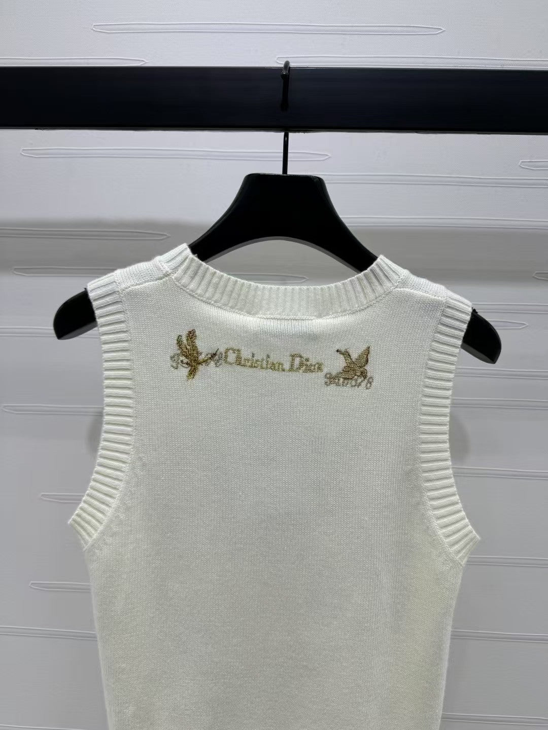 Strickweste mit Rundhalsausschnitt, bestickter Blume und Schmetterling