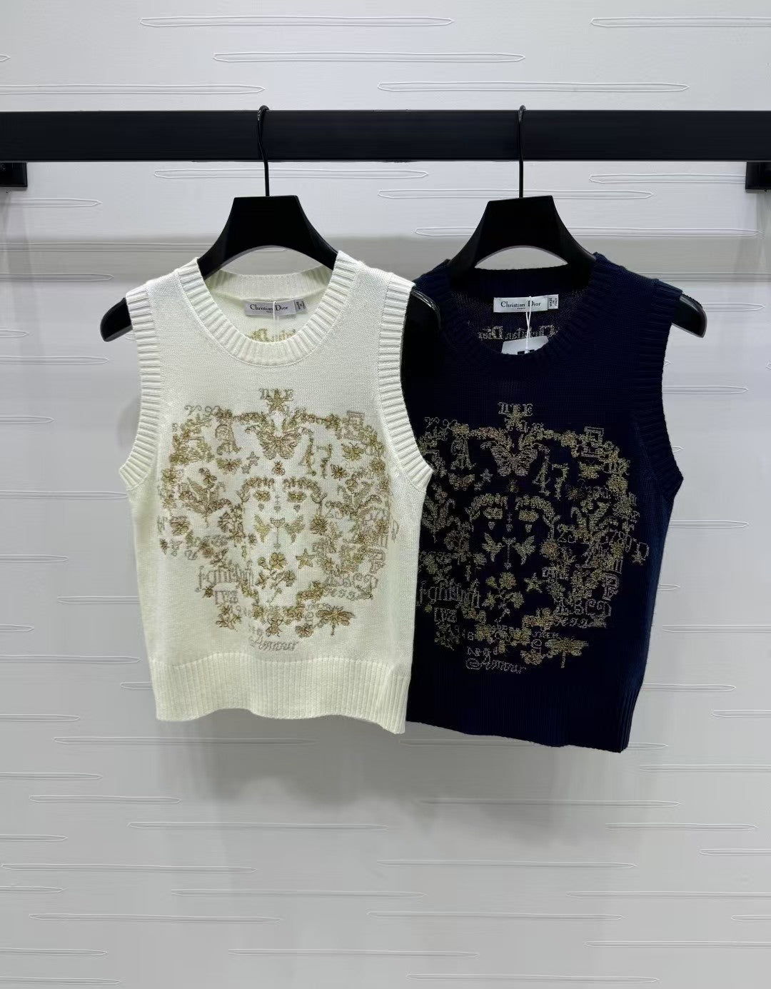 Strickweste mit Rundhalsausschnitt, bestickter Blume und Schmetterling