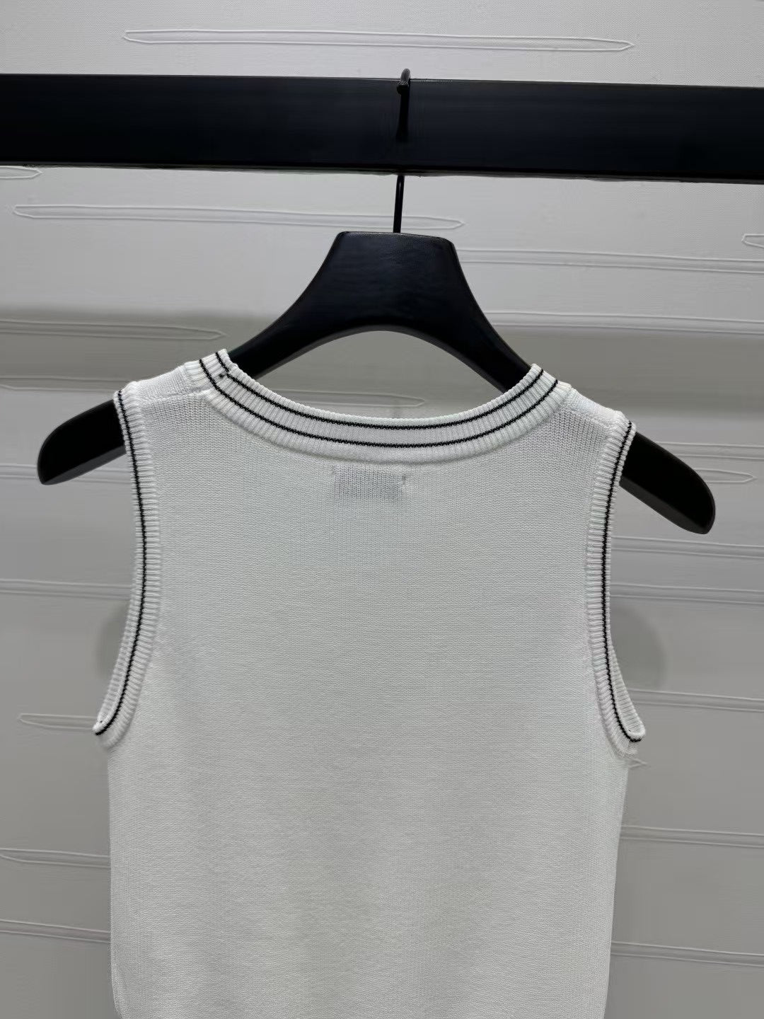 Gilet tricoté avec logo perlé