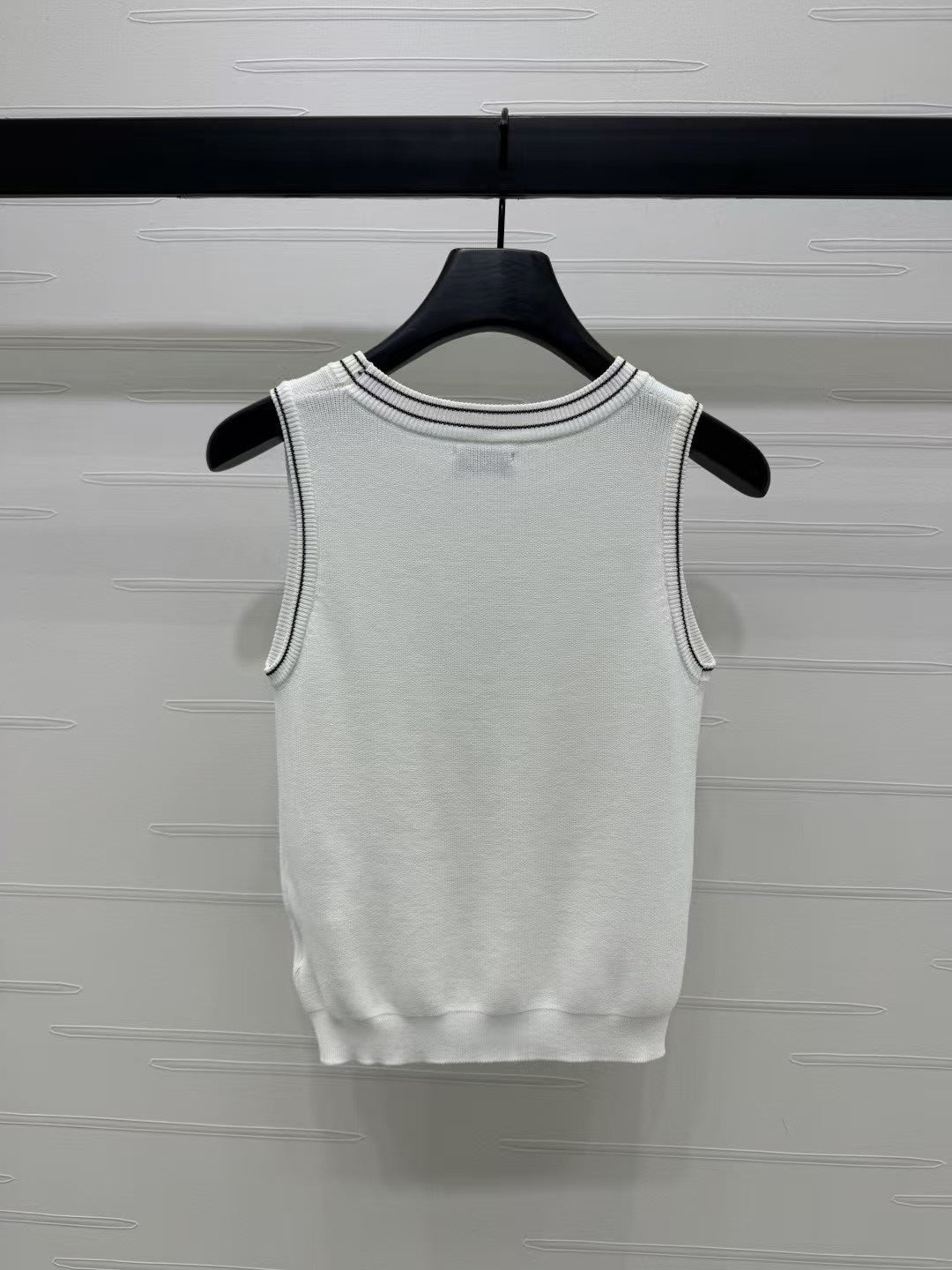 Gilet tricoté avec logo perlé