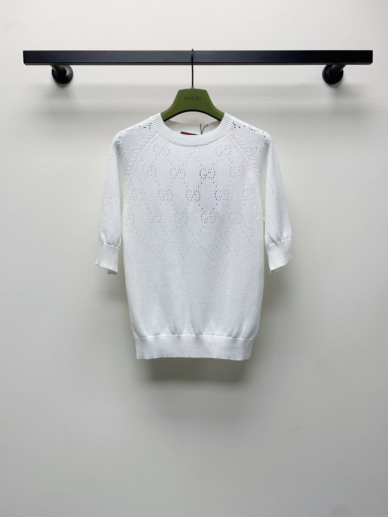 Rundhalsausschnitt mit hohlem Logo und kurzen Ärmeln