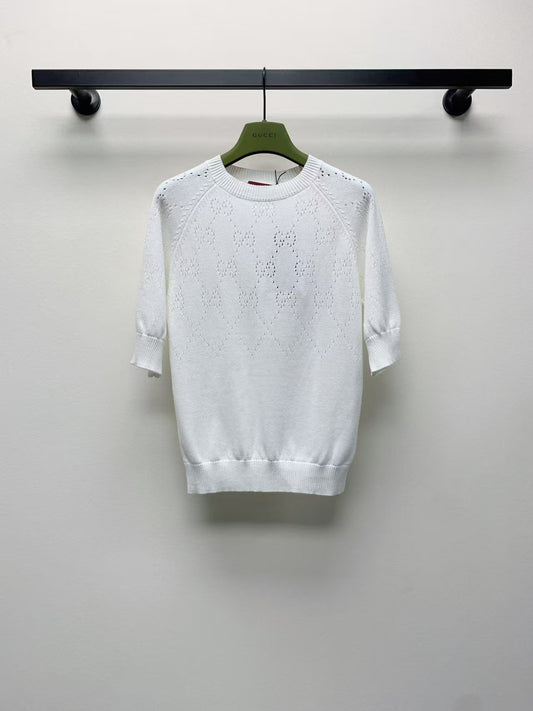 Rundhalsausschnitt mit hohlem Logo und kurzen Ärmeln