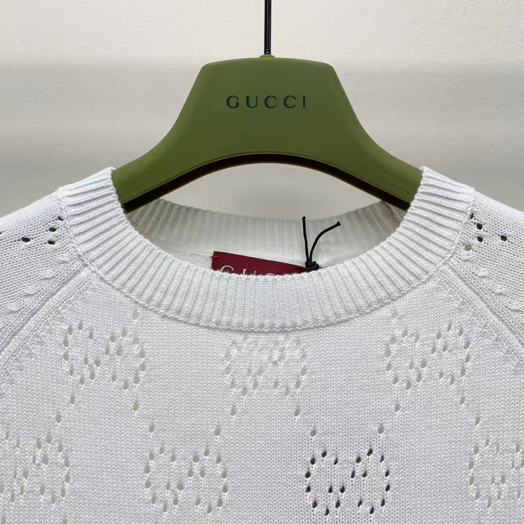 Rundhalsausschnitt mit hohlem Logo und kurzen Ärmeln