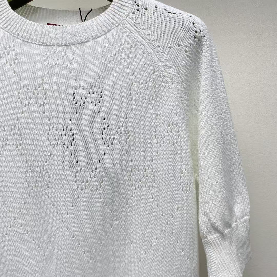 Rundhalsausschnitt mit hohlem Logo und kurzen Ärmeln