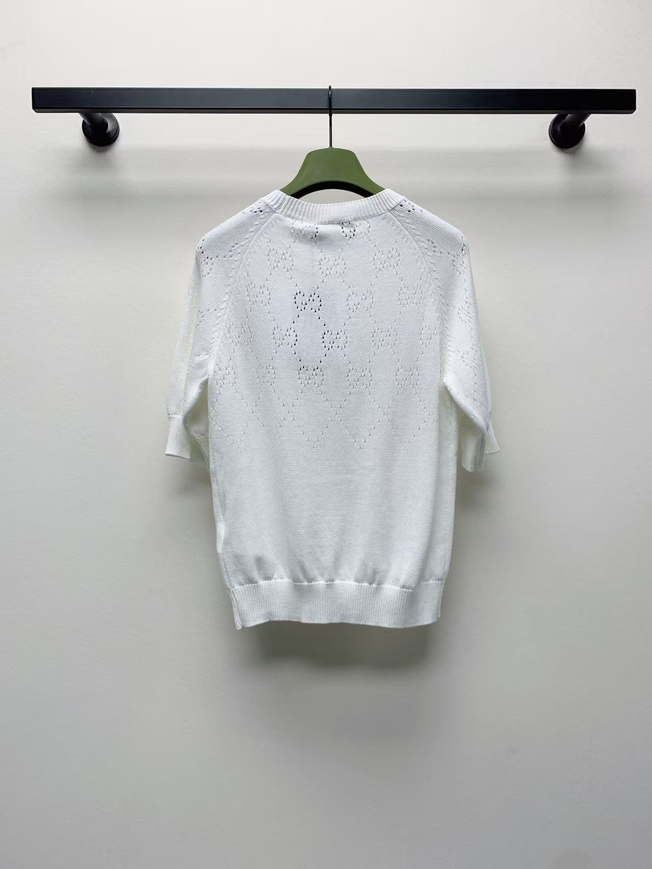 Rundhalsausschnitt mit hohlem Logo und kurzen Ärmeln