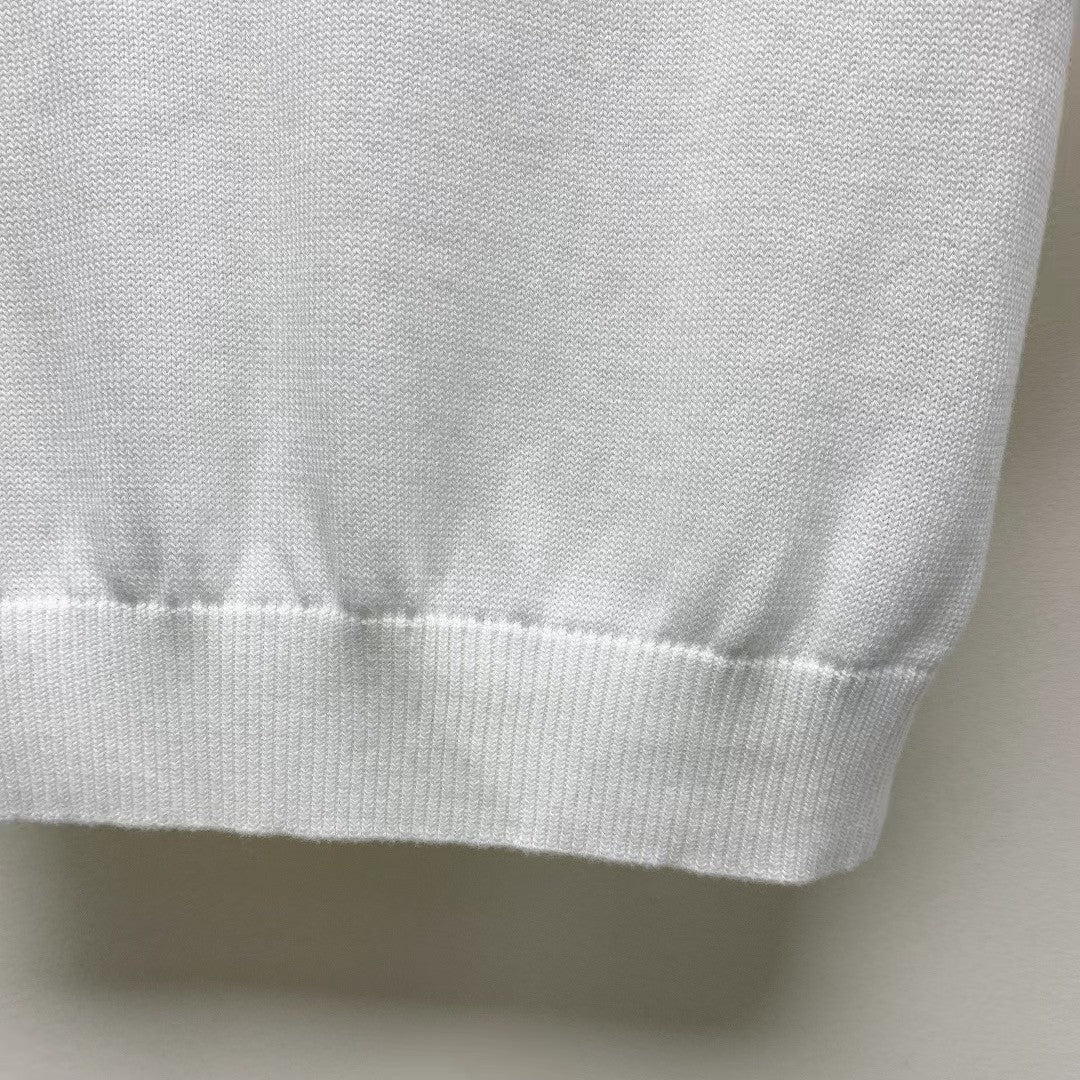 Rundhalsausschnitt mit hohlem Logo und kurzen Ärmeln