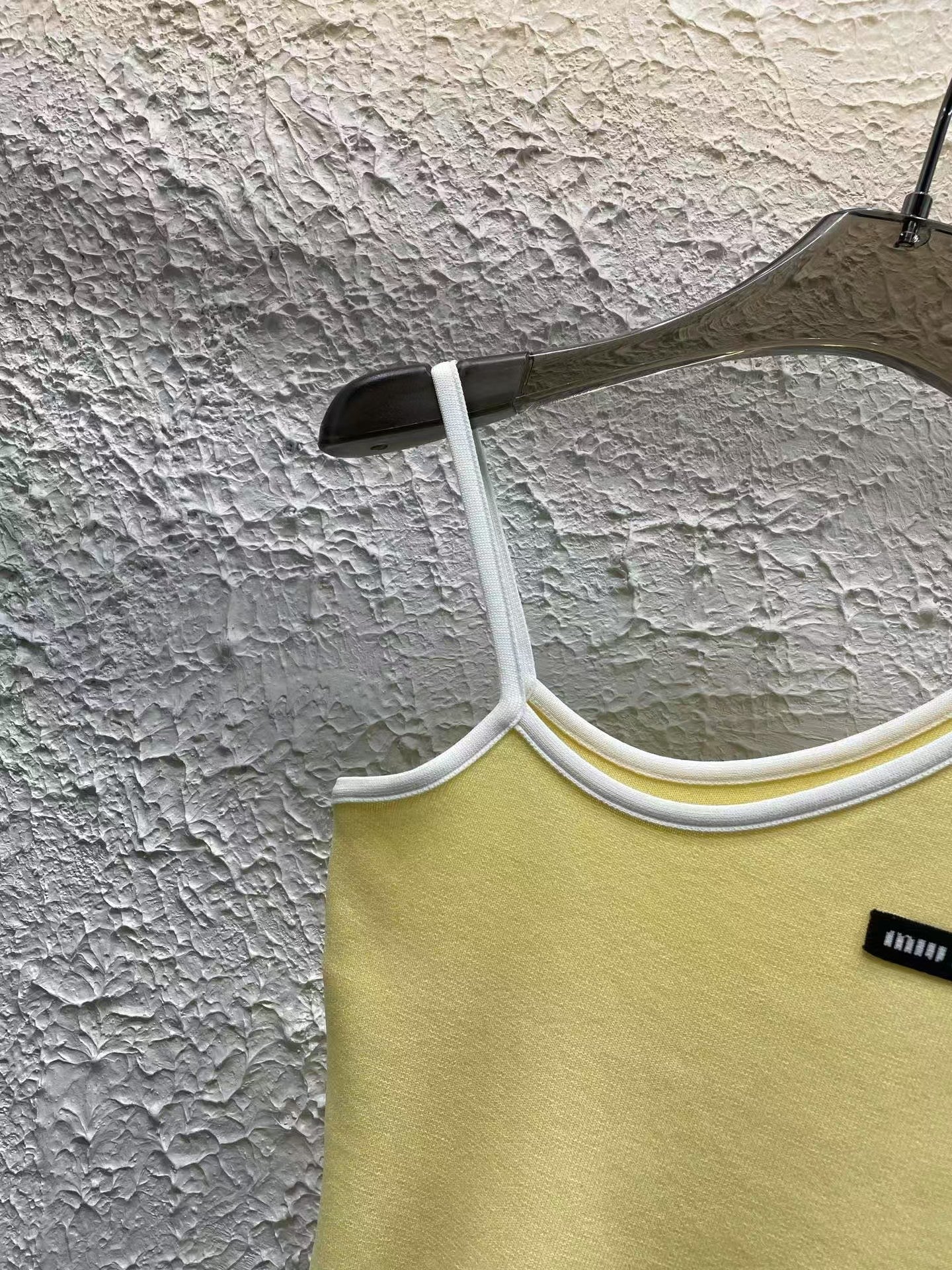 25 nouvelles bretelles tricotées à épaules obliques de printemps