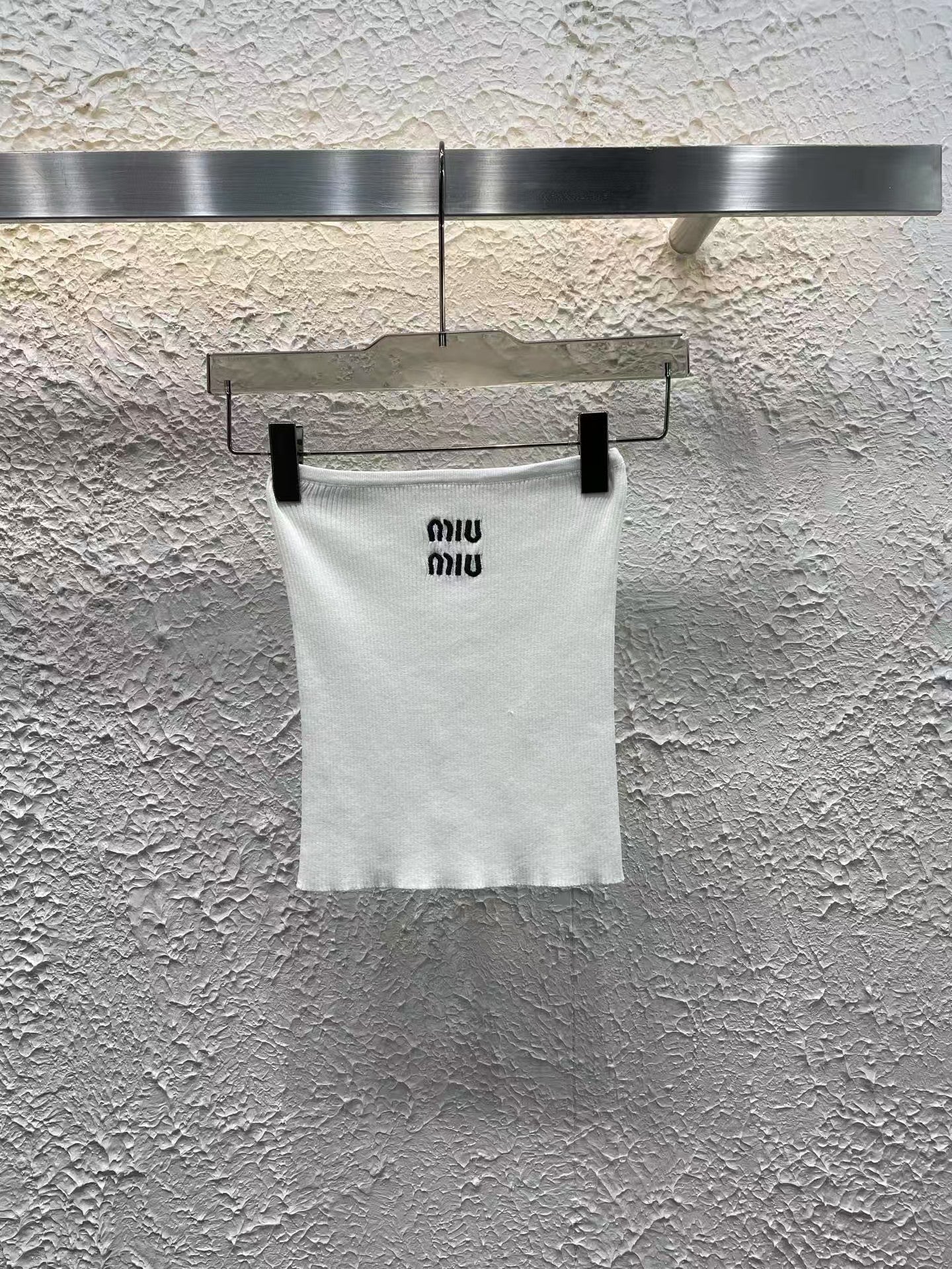 25Nouveau haut tube tricoté à lettres brodées pour le printemps