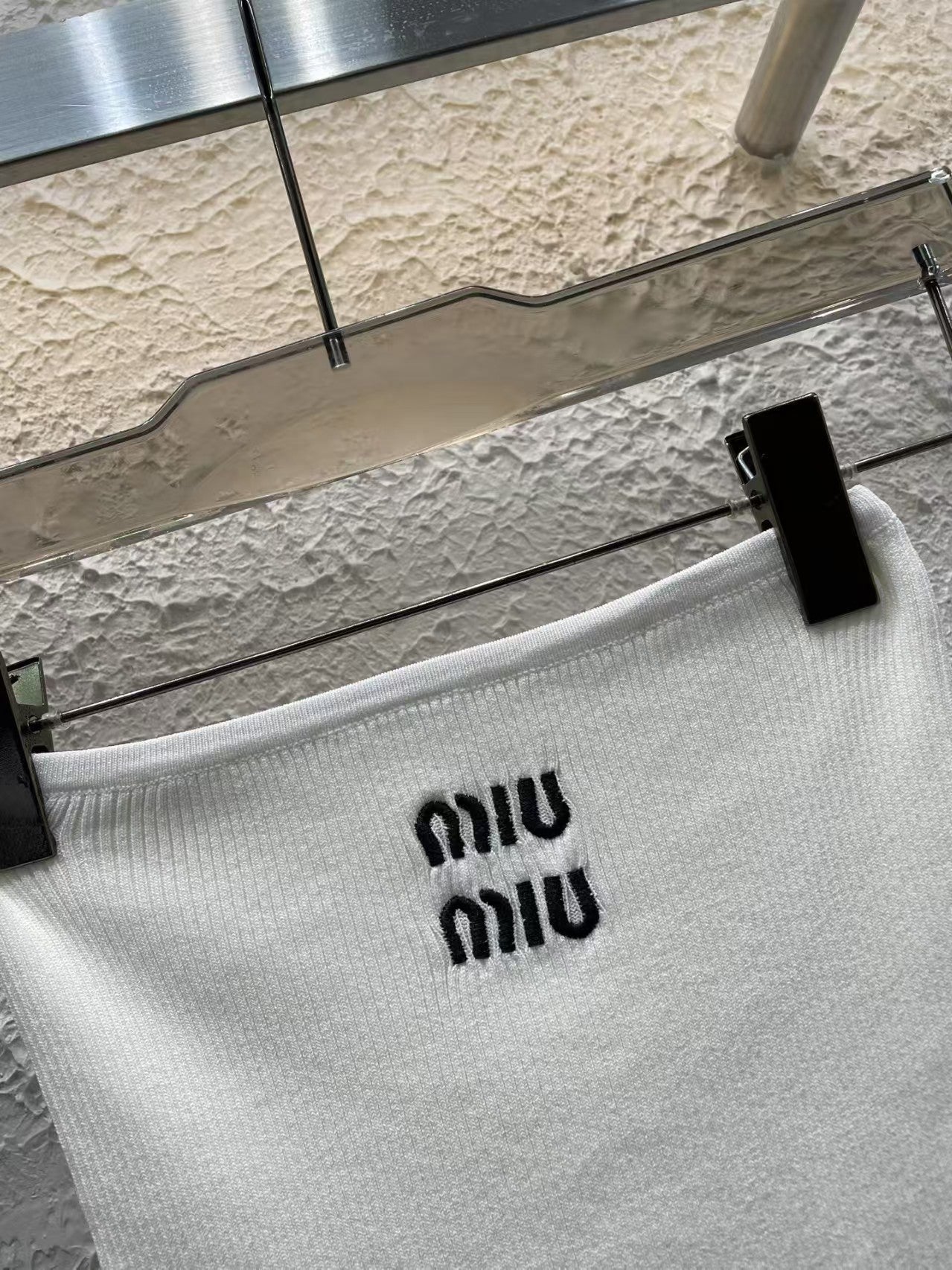 25Nouveau haut tube tricoté à lettres brodées pour le printemps