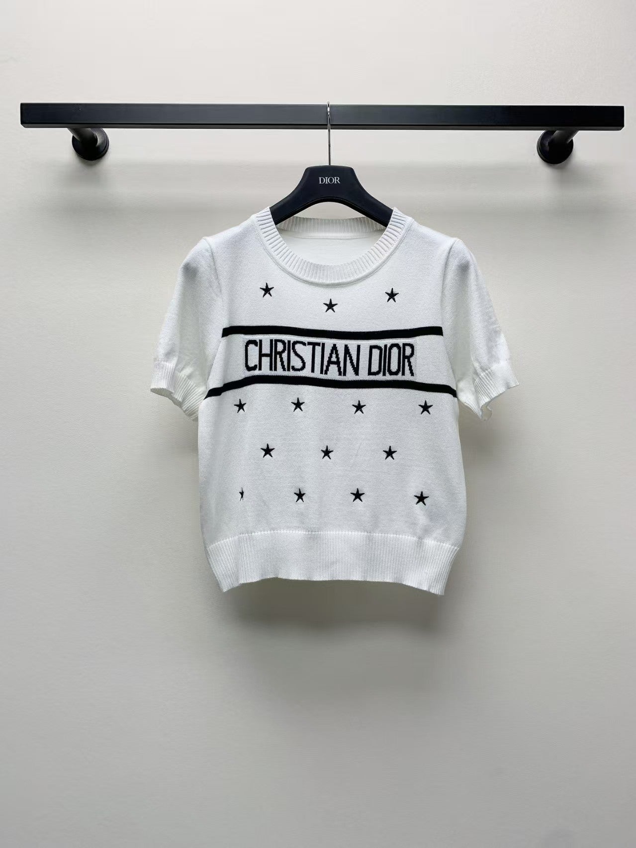 Pull tricoté brodé à col rond et manches courtes 25ss