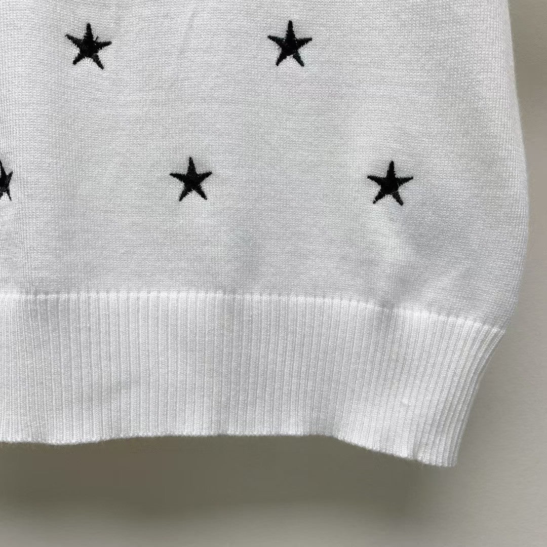 Pull tricoté brodé à col rond et manches courtes 25ss