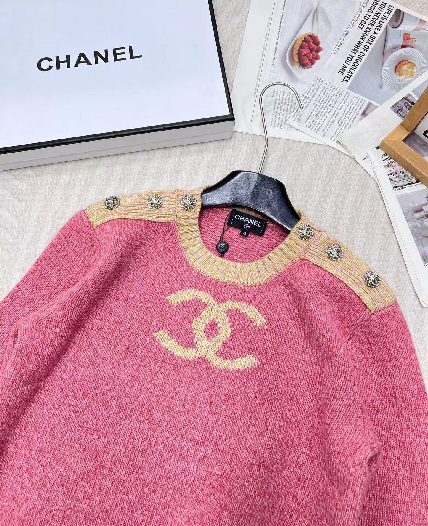 Rosafarbenes Jacquard-Strick-Langarmshirt mit überschnittenen Schultern und Knopfdetail