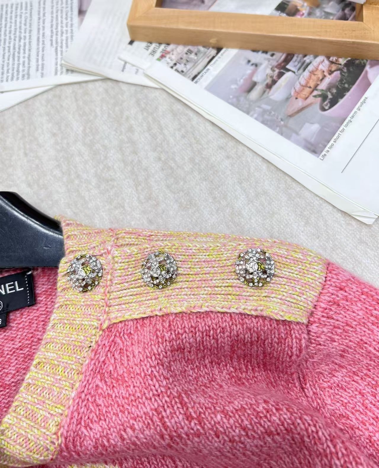 Rosafarbenes Jacquard-Strick-Langarmshirt mit überschnittenen Schultern und Knopfdetail