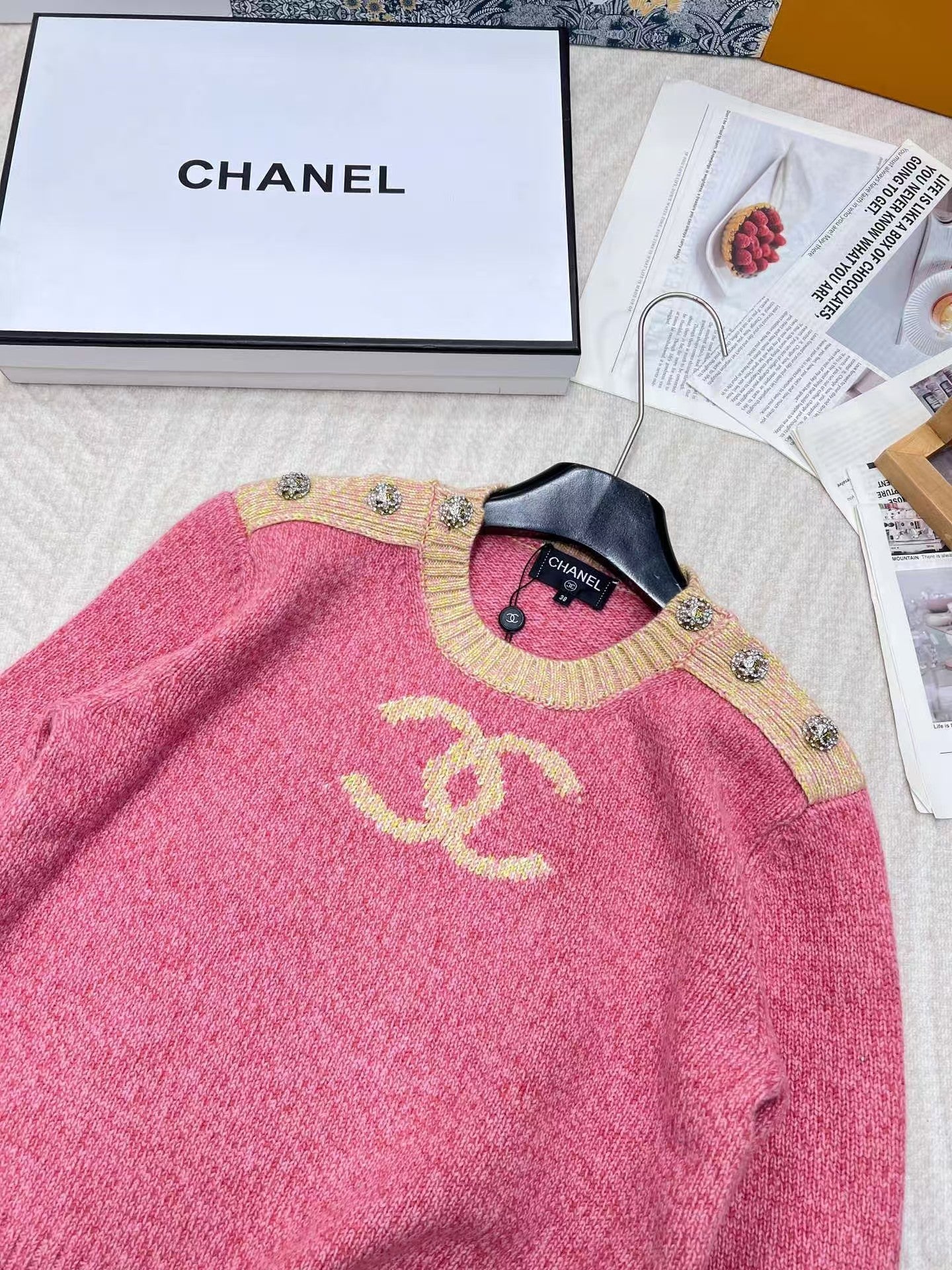 Rosafarbenes Jacquard-Strick-Langarmshirt mit überschnittenen Schultern und Knopfdetail